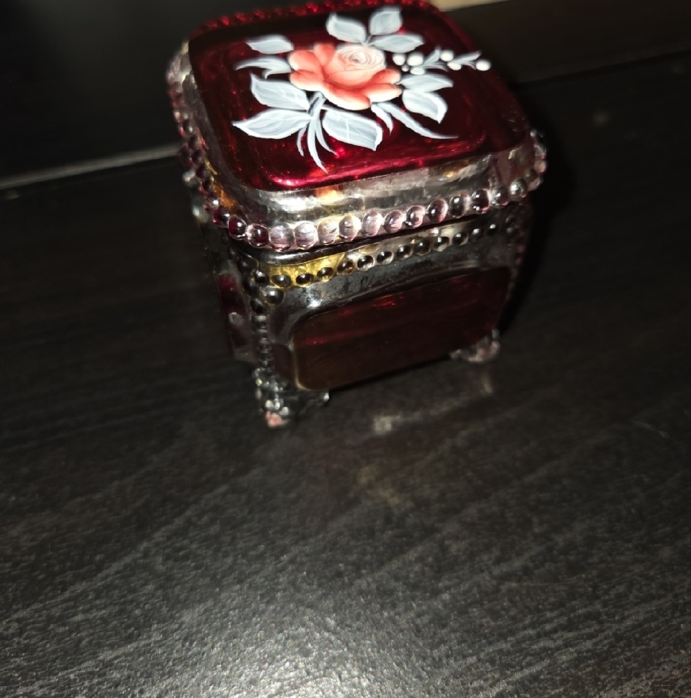 Westmoreland Glass Trinket Box Filled With Jewelry (Handpainted) [1976] - Picture 9 of 9